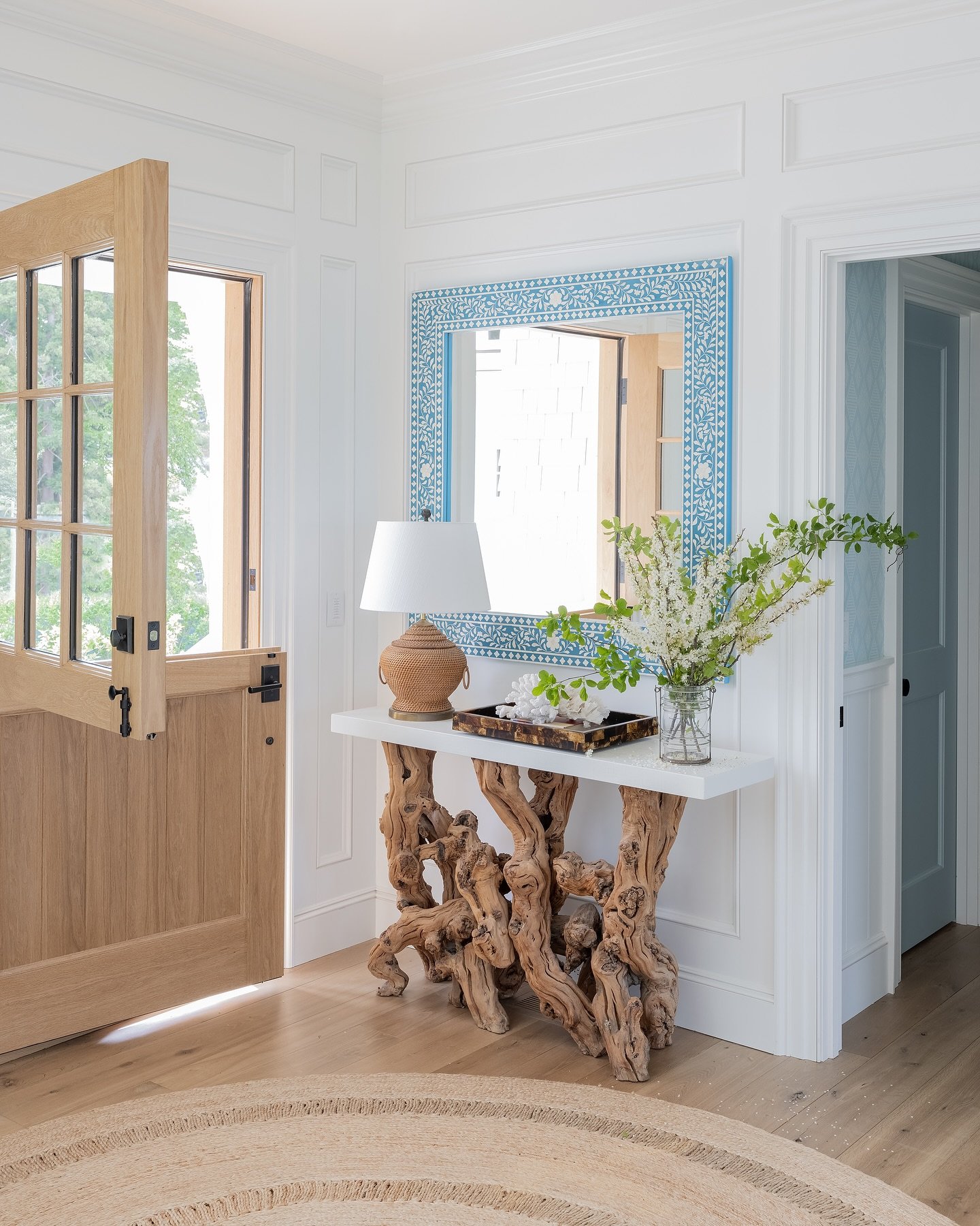 We&rsquo;re opening the door and letting summer in this weekend - after all, it *is* the unofficial start to the season! Who else is with us?⁣
⁣
⁣
Interior design: @robingannoninteriors⁣
Architect: @patrickahearnarchitect⁣
Builder: @ejjaxtimerbuilder
