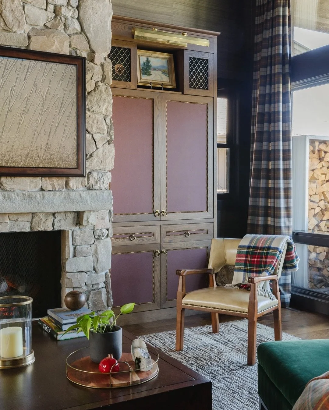 The best kind of built-in: a hidden home bar tucked neatly beside the hearth.⁣
⁣
⁣
⁣
Interior design: @robingannoninteriors⁣
Builder: @buildutah ⁣
Photographer: @shannonelizabeths⁣
⁣
⁣
⁣
⁣
⁣
⁣
⁣
⁣
⁣
⁣
⁣
⁣
⁣
⁣
⁣
⁣
⁣
⁣
⁣
#builtin #builtins #homebar #ba