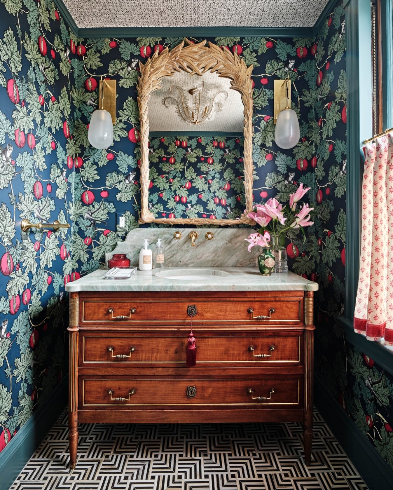 We love turning powder rooms into jewel boxes: lushly patterned, full of color, and designed to surprise the moment you open the door.⁣
⁣
⁣
Interior design: @robingannoninteriors⁣
Builder: @highline_constructionllc⁣
Photography: @dancutronaphoto⁣
⁣
⁣