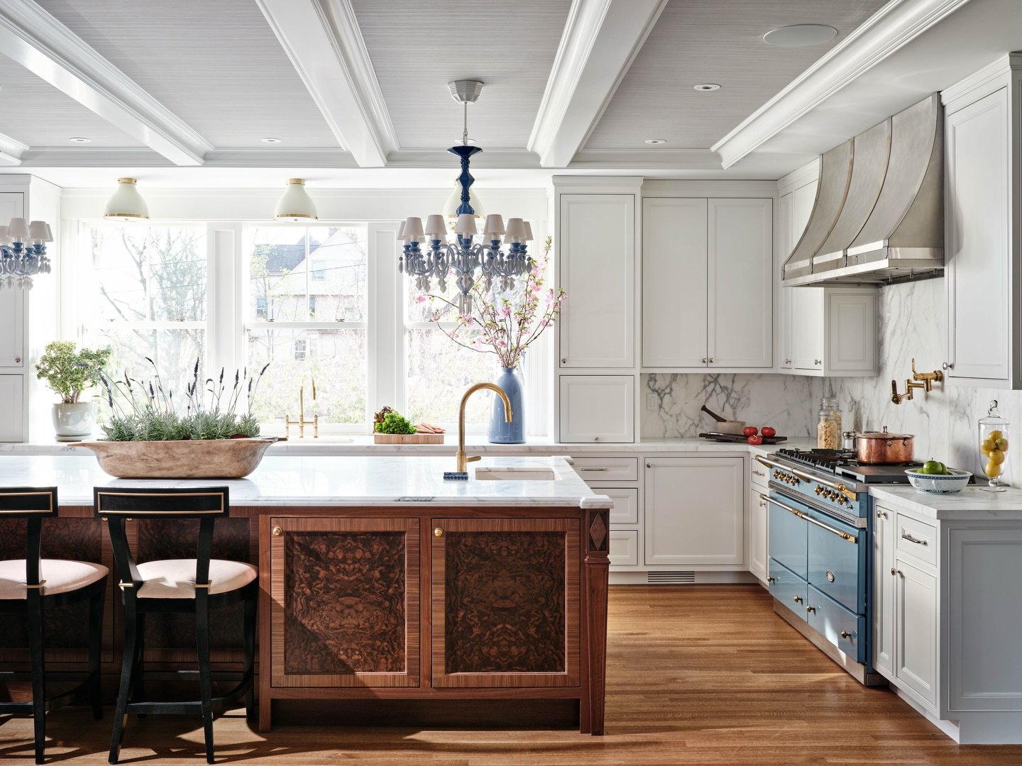 The rarest of sightings: a calm, uncluttered kitchen during Thanksgiving week.⁣
⁣
⁣
Interior design: @robingannoninteriors⁣
Builder: @highline_constructionllc⁣
Photography: @dancutronaphoto