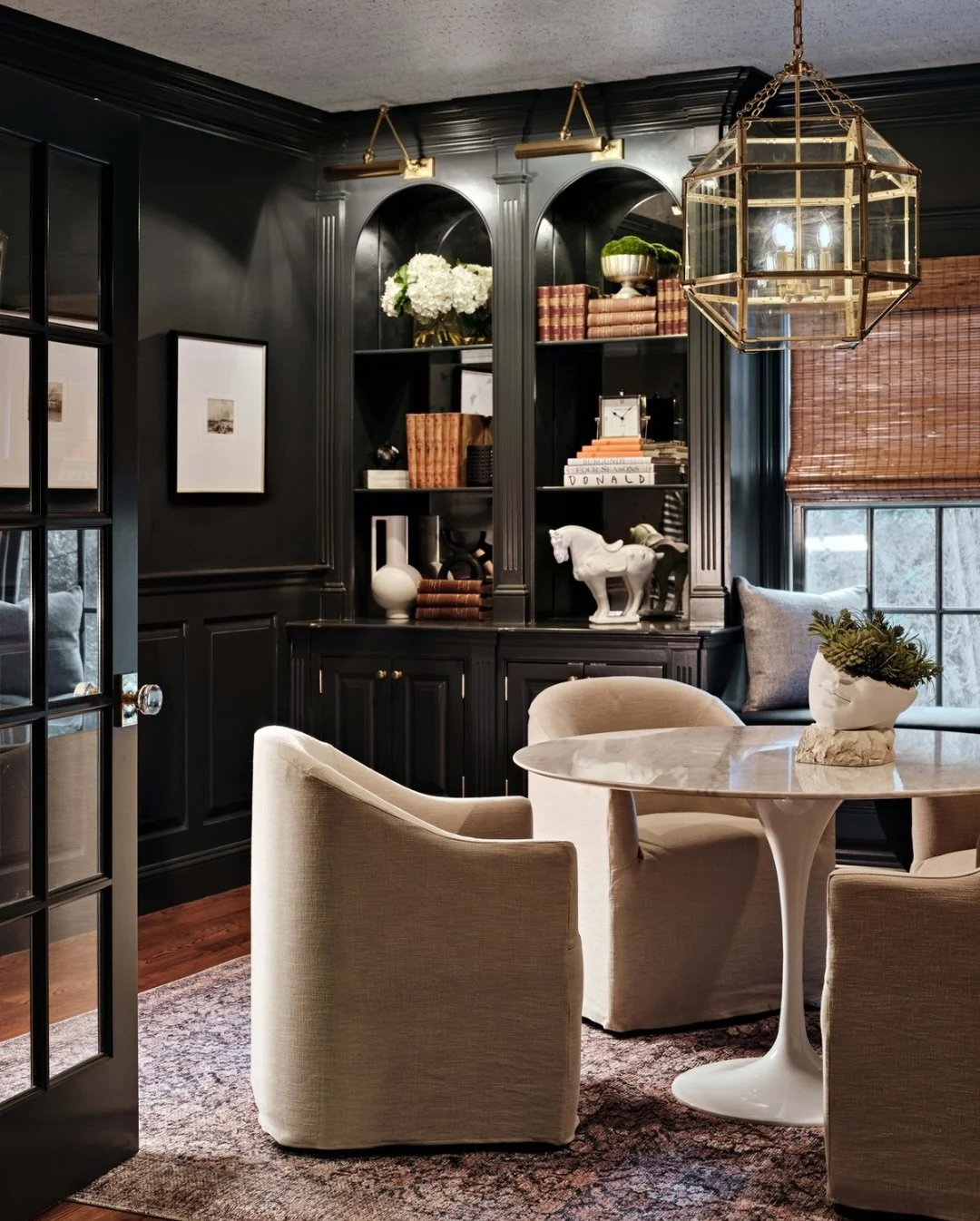 Tucked away and thoughtfully designed, this home&rsquo;s lounge and bar offer a refined escape where evenings unfold slowly, conversations linger, and the rest of the house fades into the background.⁣
⁣
⁣
Interior design: @robingannoninteriors⁣
Photo