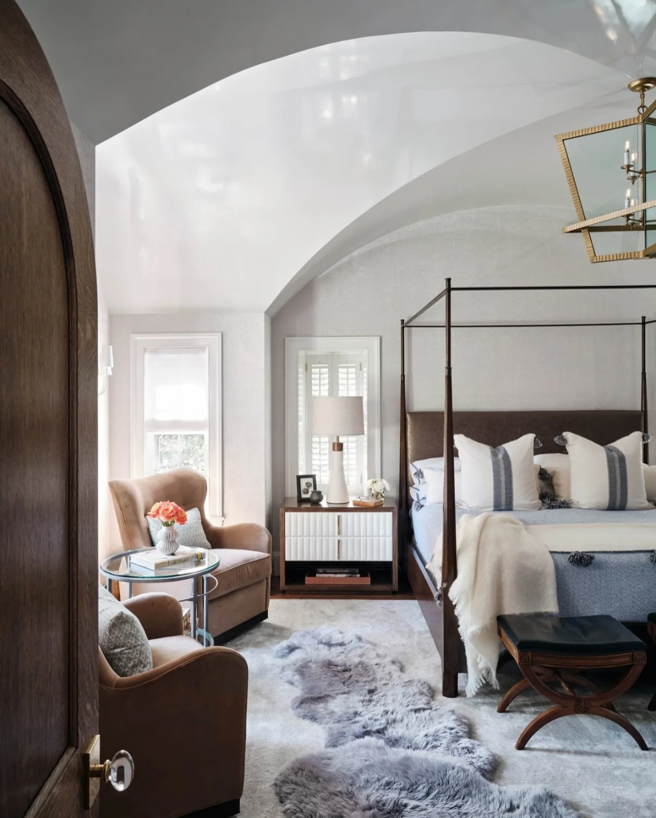 While evening temperatures might be (below!) freezing, this bedroom radiates warmth. Plush textures and layered details create the perfect retreat from the cold.⁣
⁣
⁣
Interior design: @robingannoninteriors⁣
Builder: @highline_constructionllc⁣
Photogr