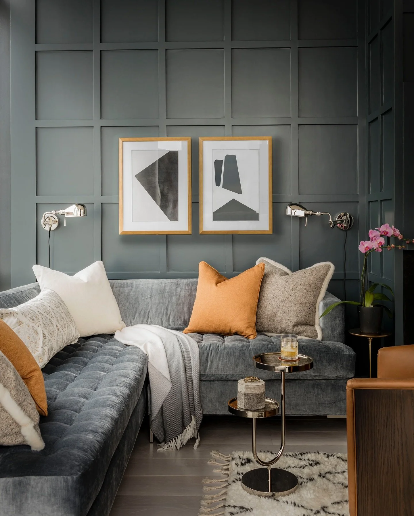 &ldquo;Gray is the queen of colors, because she makes everyone else look good.&rdquo; &mdash; Helen Van Wyk⁣
⁣
⁣
Interior design: @robingannoninteriors⁣
Photography: @michaeljleephotography