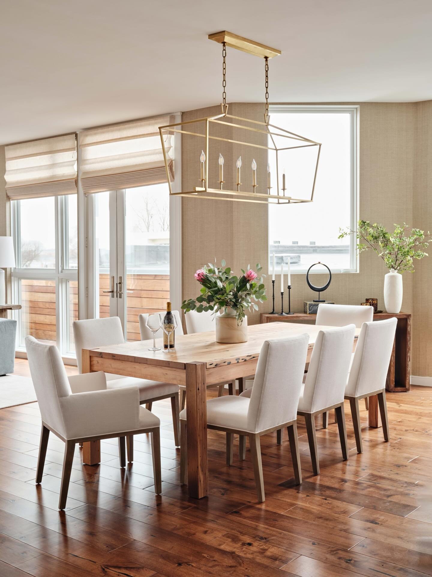 Good light, good company, and a table that can handle both. Warm wood, soft neutrals, and the kind of space that makes you want to sit down and stay awhile.

Interior design: @robingannoninteriors
Photography: @dancutronaphoto