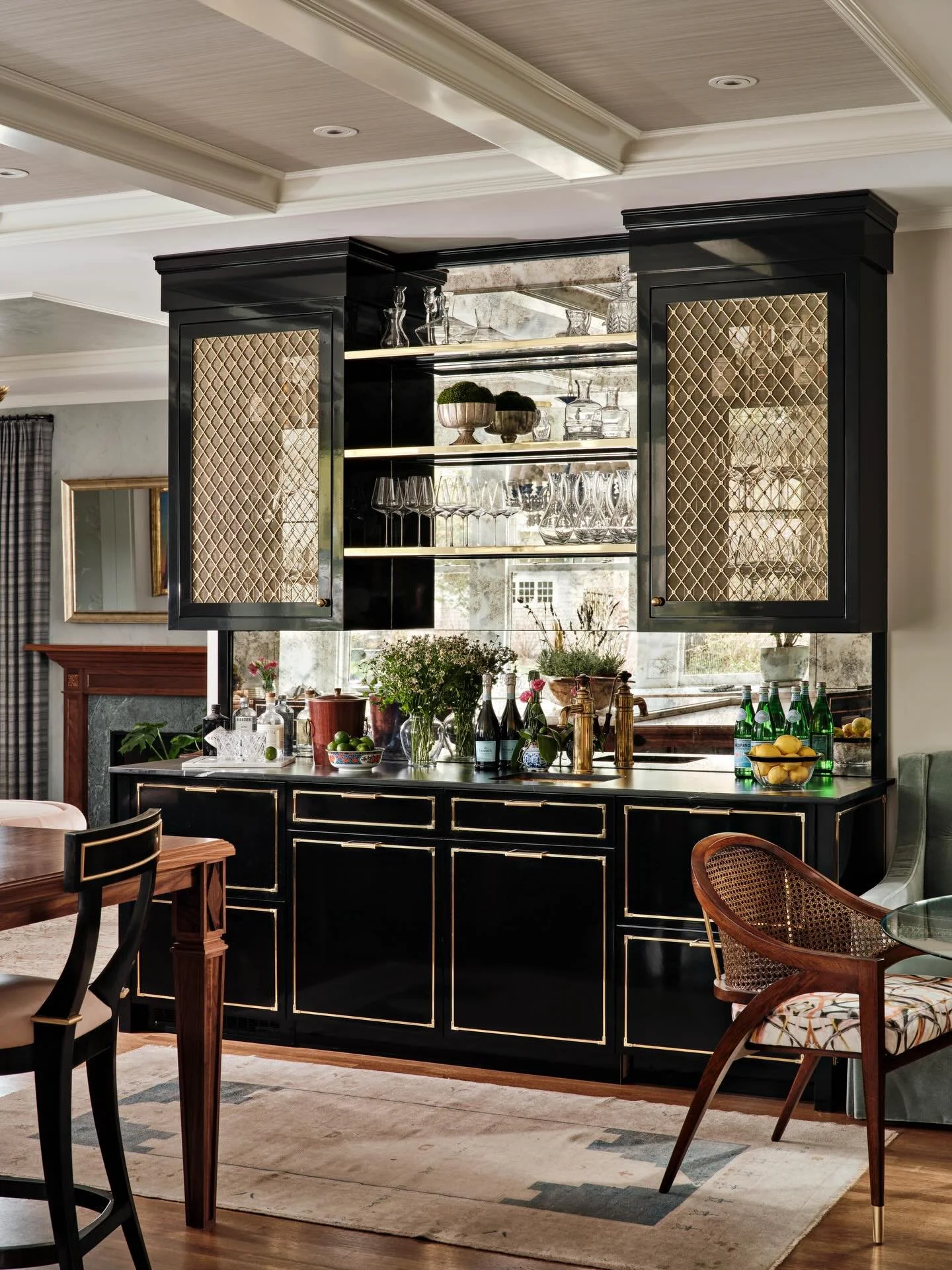 A proper home bar is a dangerous thing! One drink becomes two, conversation lingers, and the evening tends to stretch a little longer than planned.

Interior design: @robingannoninteriors
Builder: @highline_constructionllc
Photography: @dancutronapho