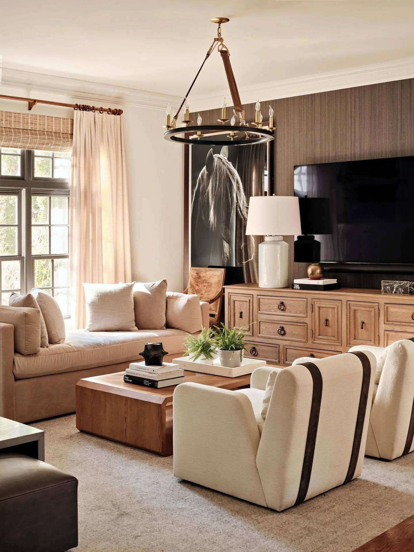 There&rsquo;s nothing like a living room that draws people in. The kind of space where it&rsquo;s easy to sit down and lose track of time.

Interior design: @robingannoninteriors
Photography: @dancutronaphoto