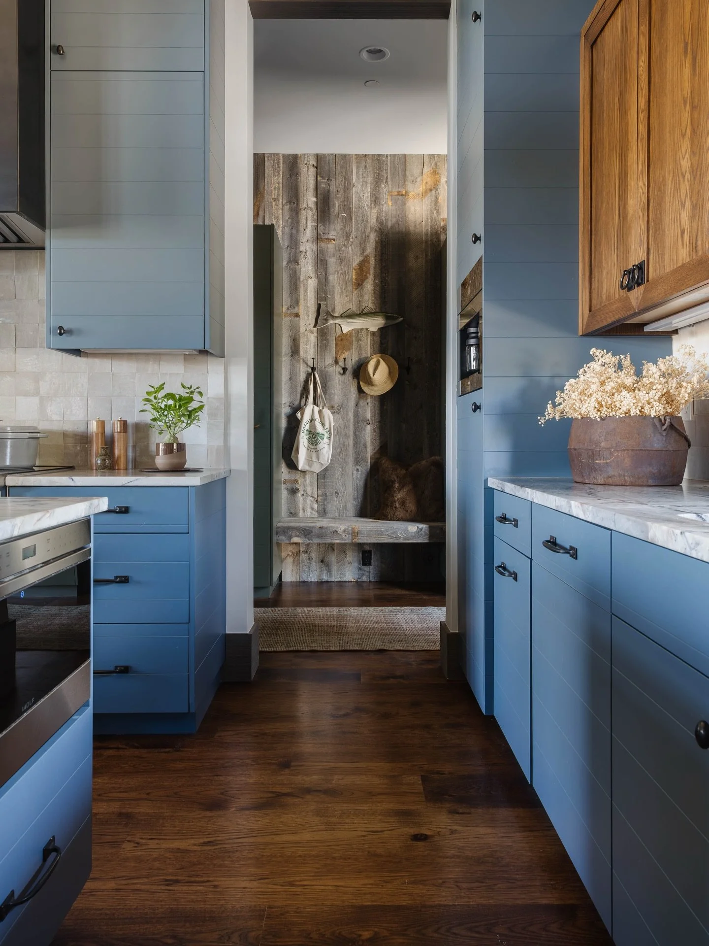 Some of the best moments in a home are the ones that draw you in before you&rsquo;ve even arrived. Those moments don&rsquo;t happen by accident, and they&rsquo;re hard to forget once you notice them.

Interior design: @robingannoninteriors
Photograph