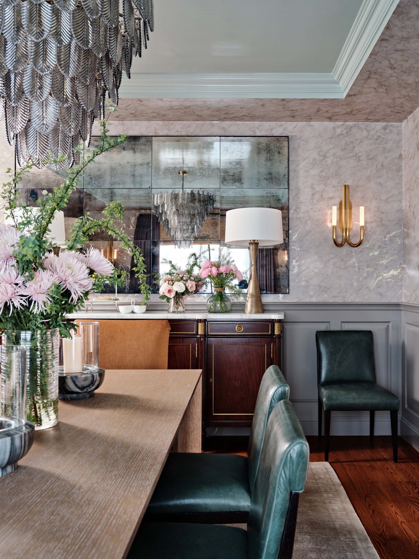 There&rsquo;s something nice about a dining room that feels ready for both everyday dinners and a full table of guests. This one strikes that balance&mdash;polished, comfortable, and easy to enjoy no matter the occasion.

Interior design: @robinganno