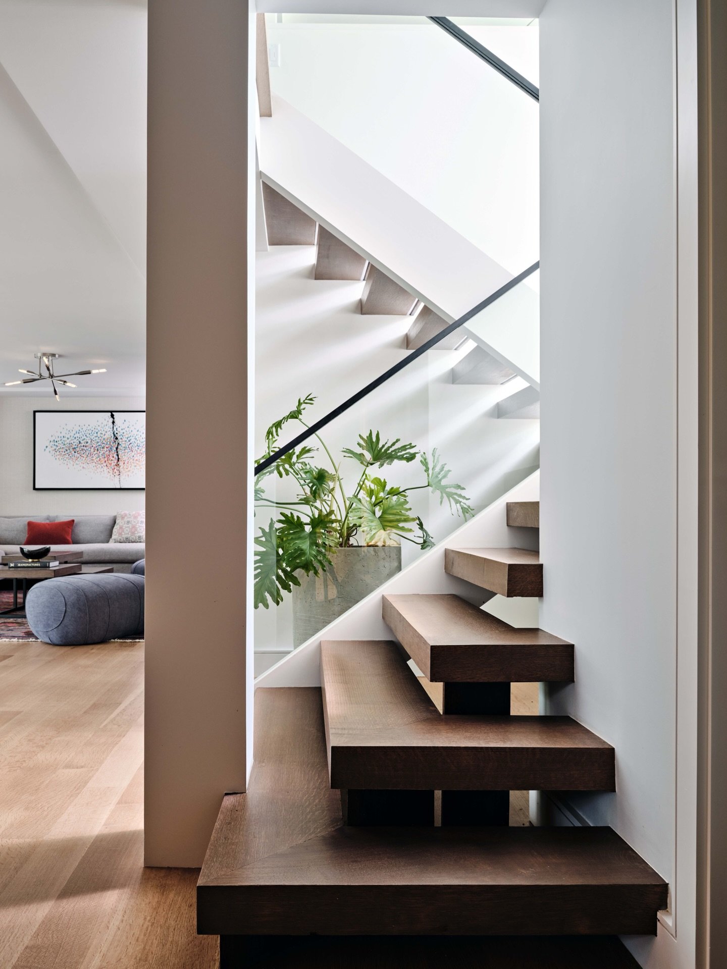 Stairs do more than connect floors. They shape the way you move through a home, the way a space reveals itself to you, and the way you feel inside it. And at dusk, they really come into their own. Swipe to see it.

Interior design: @robingannoninteri