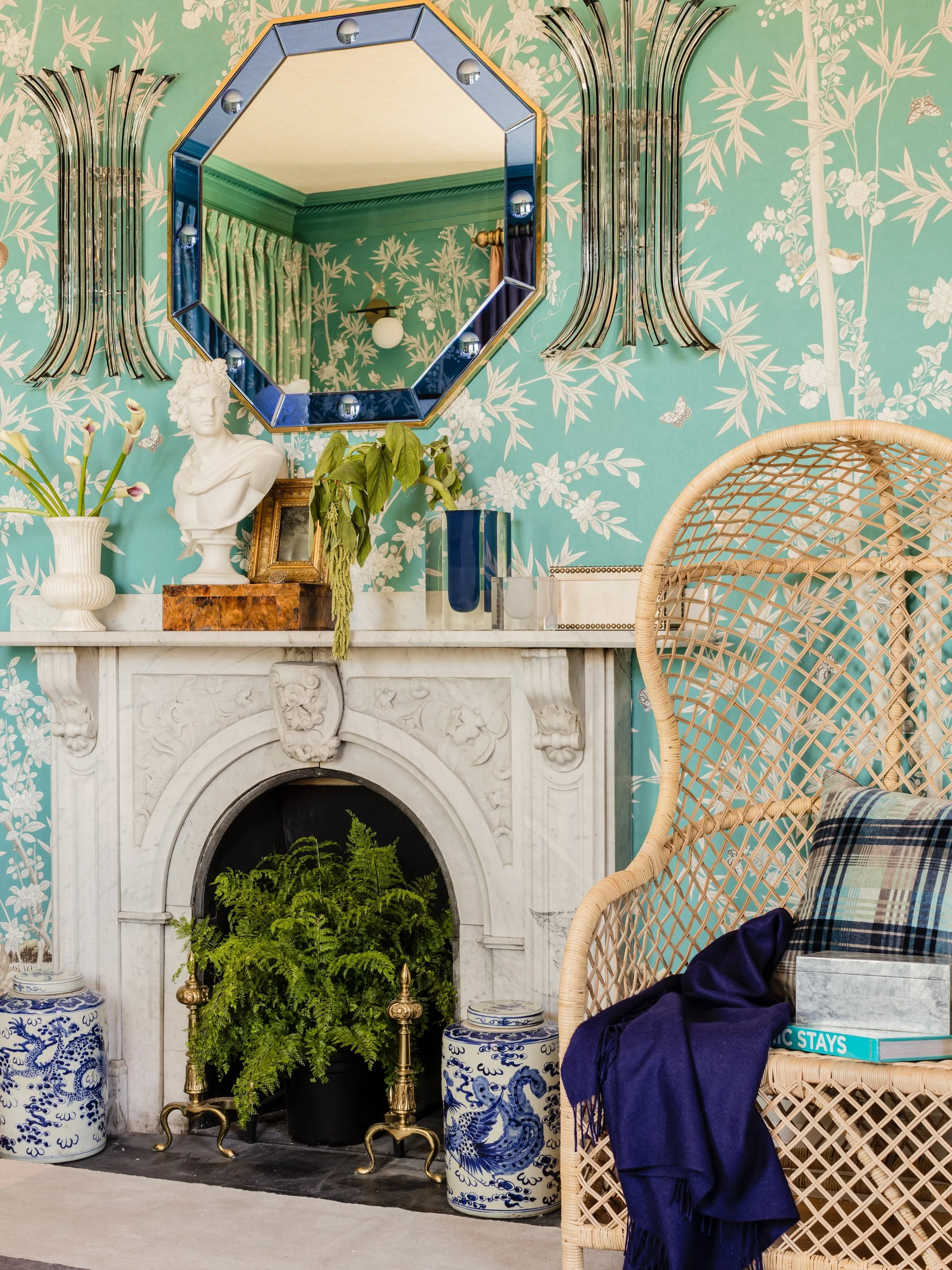 Rich color, layered pattern, and a palette that somehow feels both lively and completely at ease. This is the kind of space keeps getting better the longer you spend in it, revealing something new each time you look around.

Interior design: @robinga
