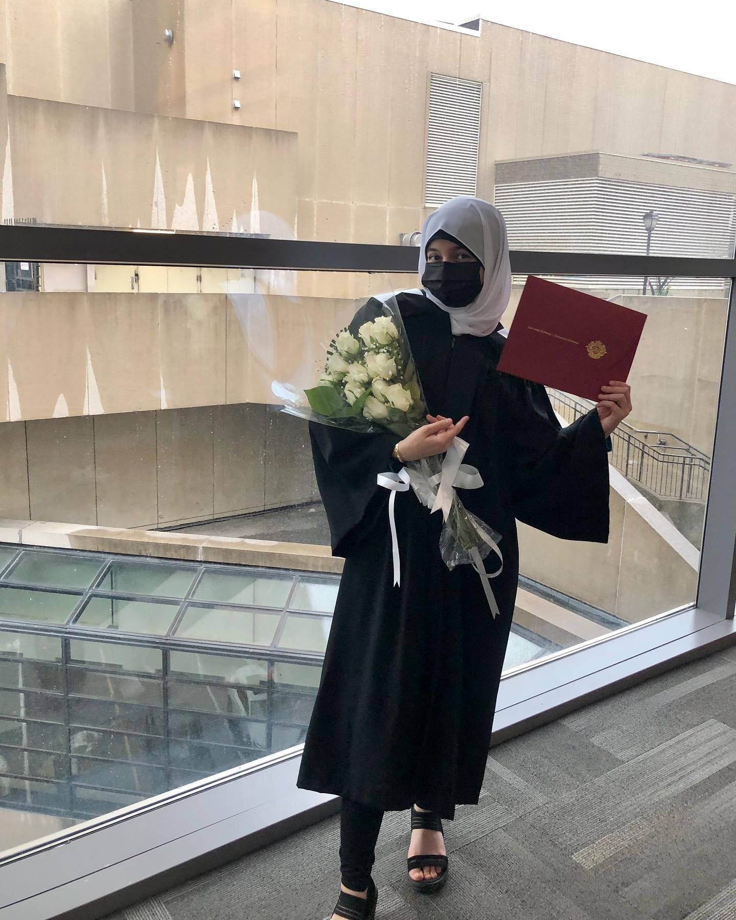 For someone who insisted her whole life she&rsquo;d never go to uni&hellip;.that looks an awful lot like a bachelors degree in her hand 😳

(best peer pressure I ever had) 

#uottawagrad2022 #BFA 
🎓🥳🌟🙌🏻