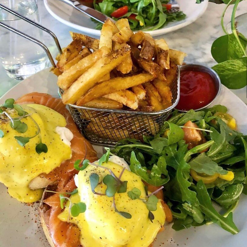 What did we do to deserve brunch? A perfectly acceptable excuse to eat fries and drink alcohol before 1pm. Start your week - and this beautiful day - off right with our Eggs Benedict or Brunch Poutine and a cocktail 🍳 🍹 🍟 ☀️ 
📸 @mr.beartle 
.
.
.