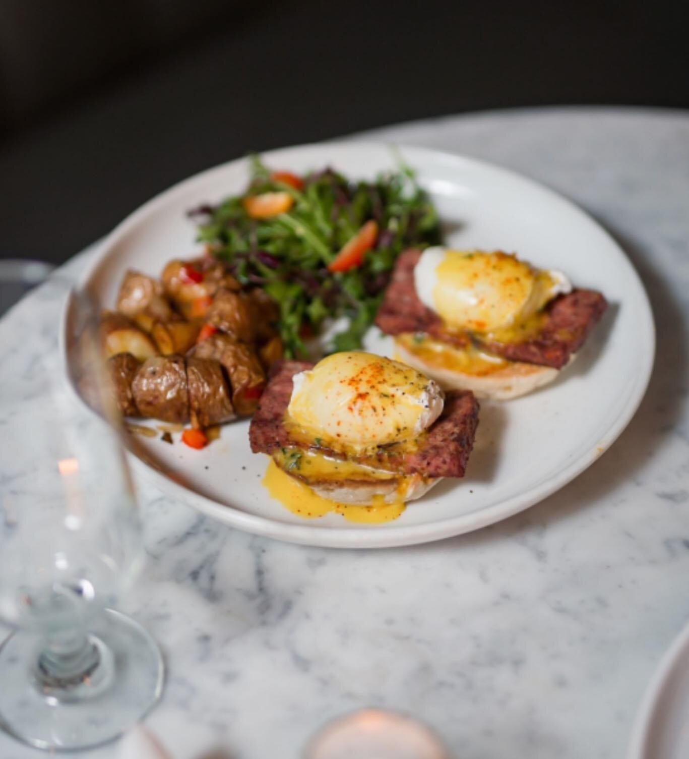 It&rsquo;s officially one week until Christmas Day, so we&rsquo;re taking that as our cue to start celebrating the holidays&hellip;and what better way than going for brunch?! A perfectly acceptable excuse to start drinking at noon. Come by Endswell f