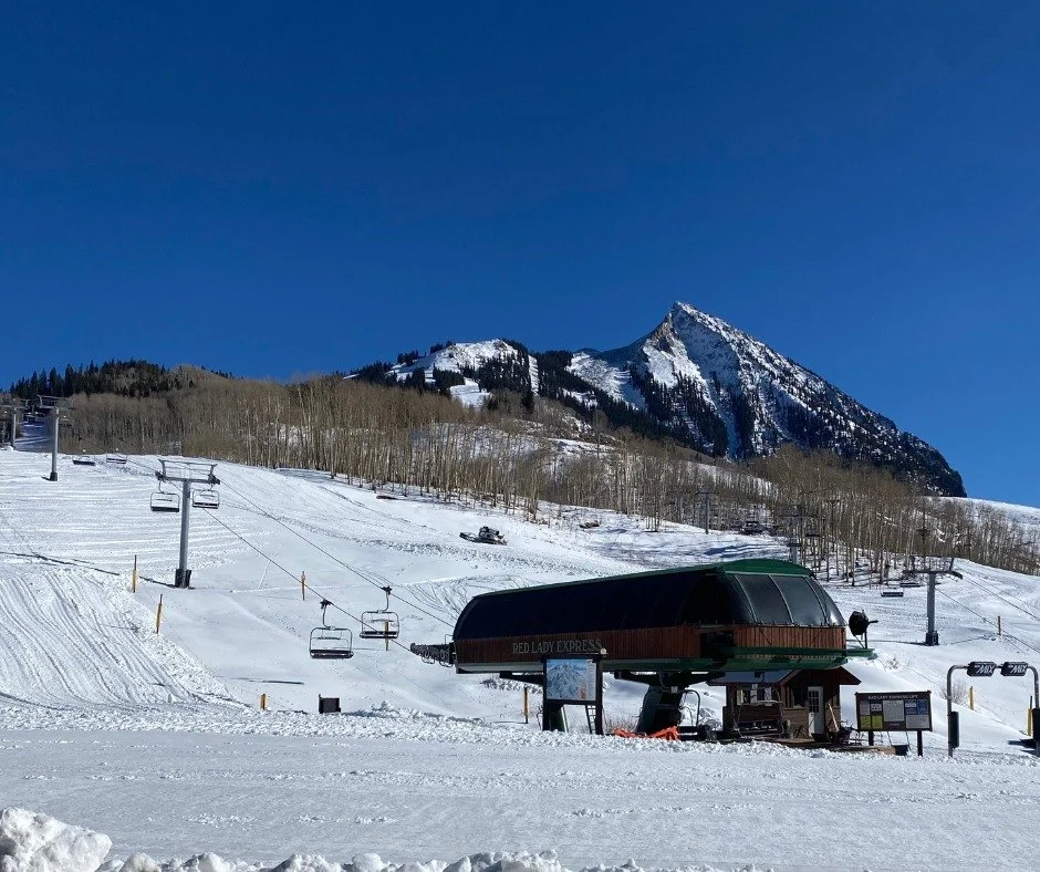 2025 - 2026 Ski Season&hellip; whoop, whoop!! Coverage may be a bit thin right now, but it&rsquo;s only a matter of time before Mother Nature delivers. Here&rsquo;s to fresh powder, great turns, and a fantastic season ahead! 🎿🏔️⛷️
.
.
.
.
.
#bringi