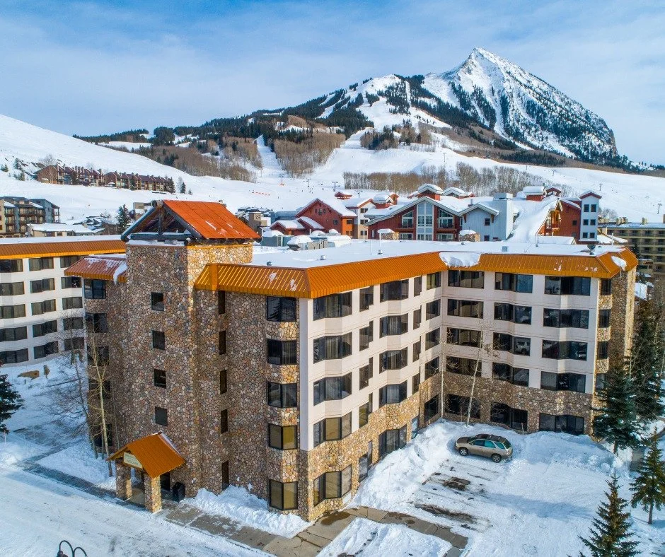 ✨Open House Today ✨
🕐 12pm - 2pm
📍 6 Emmons Road | Grand Lodge #351 | Mt. Crested Butte
.
.
.
Grand Lodge, Unit 351 is a beautifully updated corner unit offering the ideal retreat after a day of skiing in the winter or hiking in the summer. The own