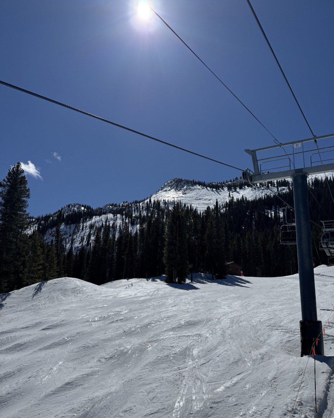 While the snow ❄ is melting at record pace, let&rsquo;s give a big shout out to the ⛷🎿ski area employees for keeping the 🗻 slopes fun and skiable!  Spring break is in full swing here in Crested Butte, with visitors enjoying the balmy temps. There a