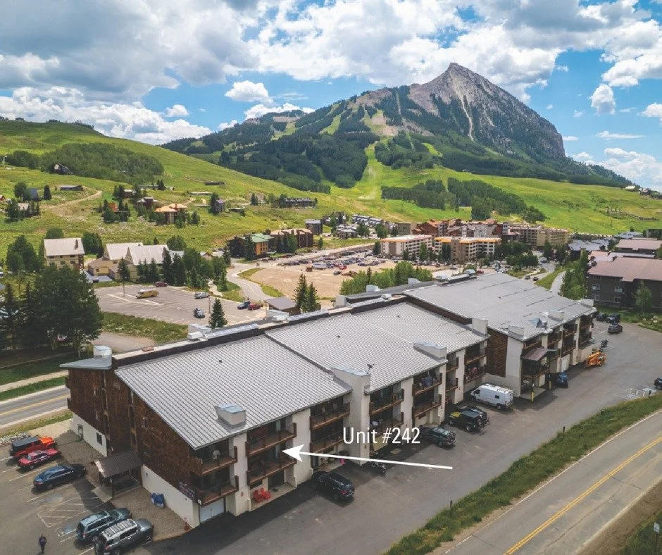 ✨ Welcome to 701 Gothic Road, Three Seasons #242, in beautiful 🌄 Mt. Crested Butte. This 🛌 2-bedroom, 🛁 2-bath condo offers the perfect spot for mountain living. 🌞 The unit is in excellent condition, featuring updated appliances and modern floori