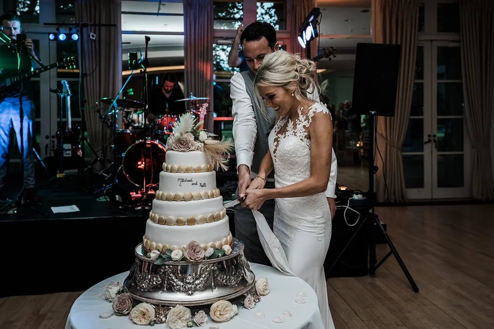 Mike and Katie cutting their wedding cake at The Hurlingham Club