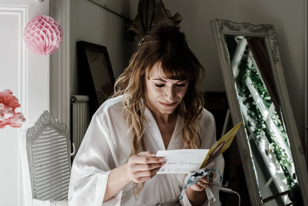 Jess reading a card from Tom on the morning of the wedding