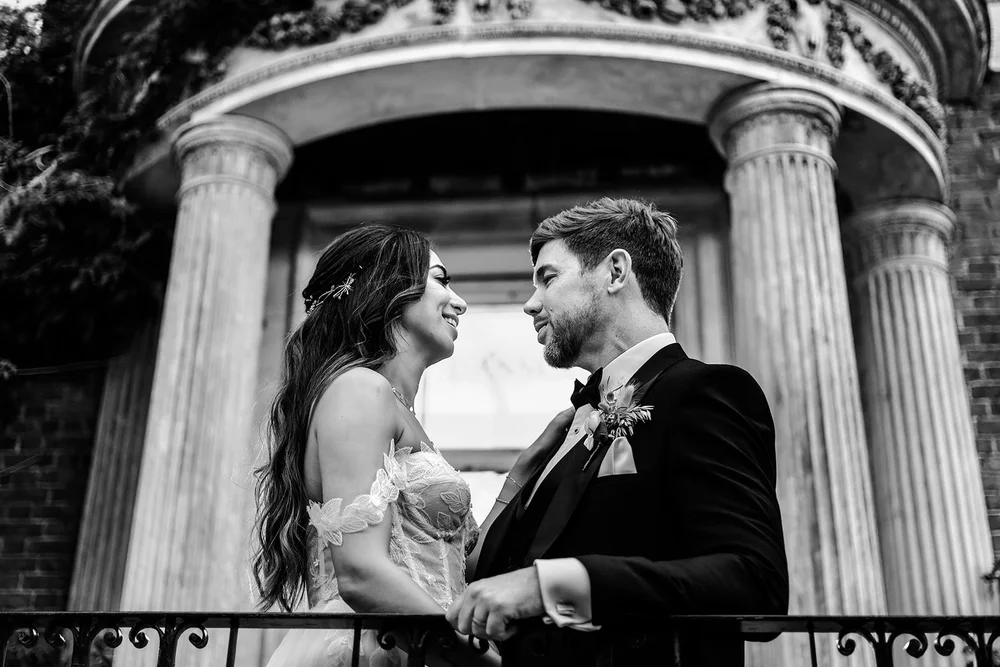 Sara and Chris&rsquo;s couple portraits by the Thames in London - 3