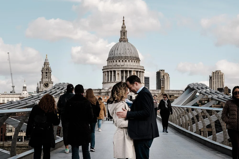 Couple&rsquo;s pre wedding shoot at iconic London locations - 3