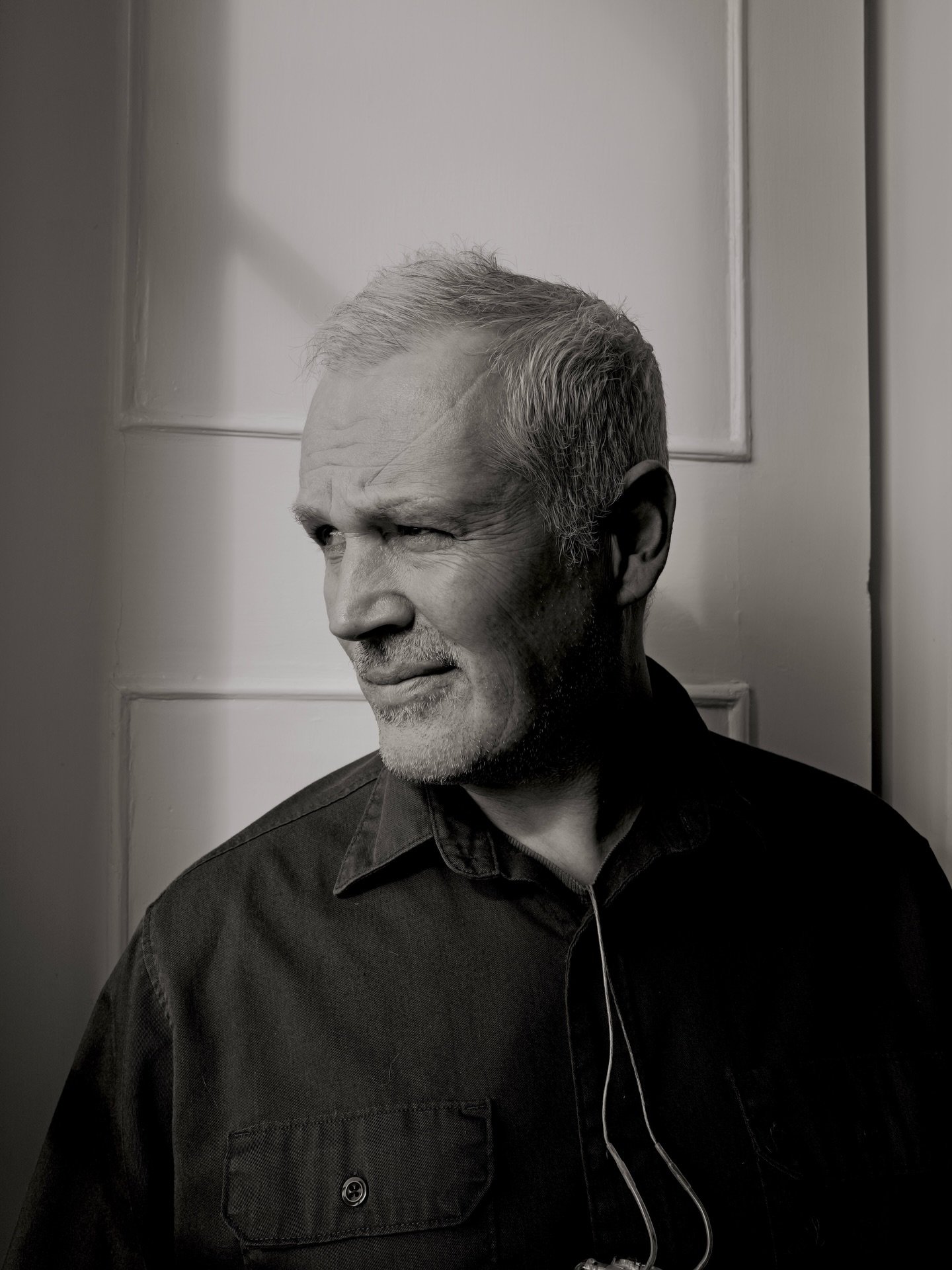 I&rsquo;m convinced @marcus_speaker is actually on Her Majesty&rsquo;s Secret Service... but luckily he&rsquo;s available for weddings. 🕵️&zwj;♂️ Snatched this quick portrait while he was catching some rays between sets. Looking sharp, Marcus!

#bri