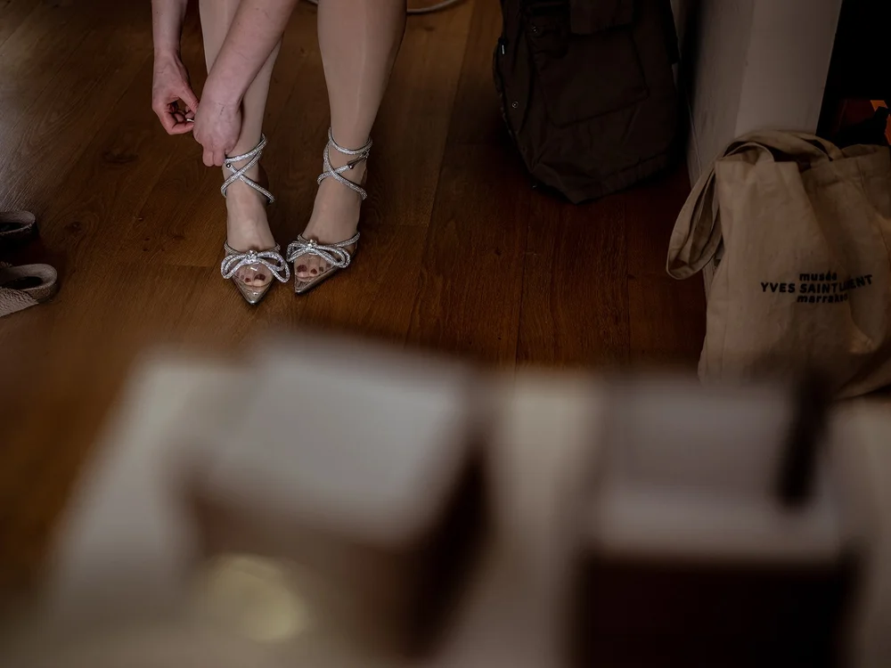 Helen getting ready with her family in Fulham before her London wedding - 4