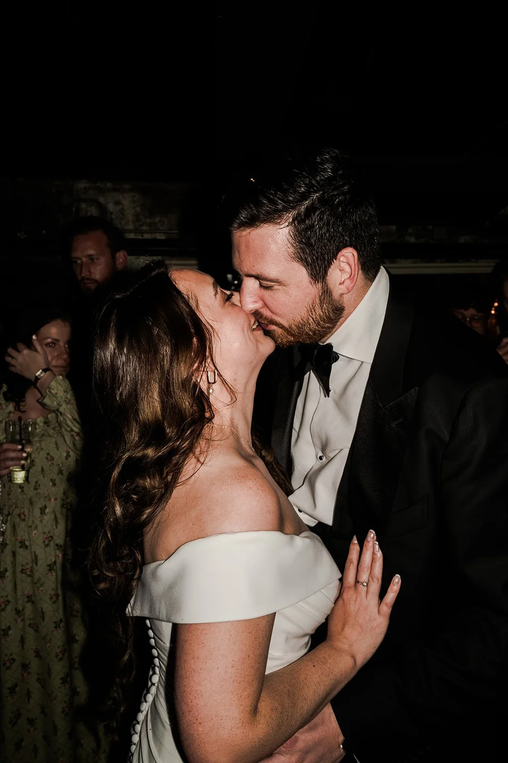 Chloe and Jon kissing on the dance floor