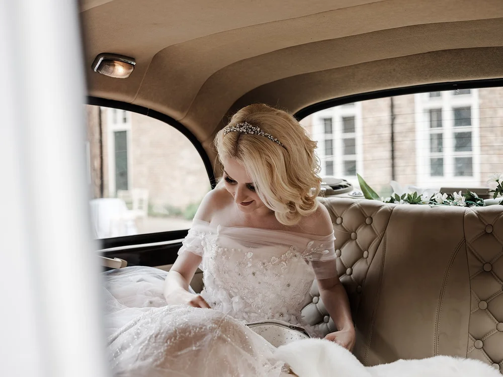 Bride arriving in the back of the wedding car
