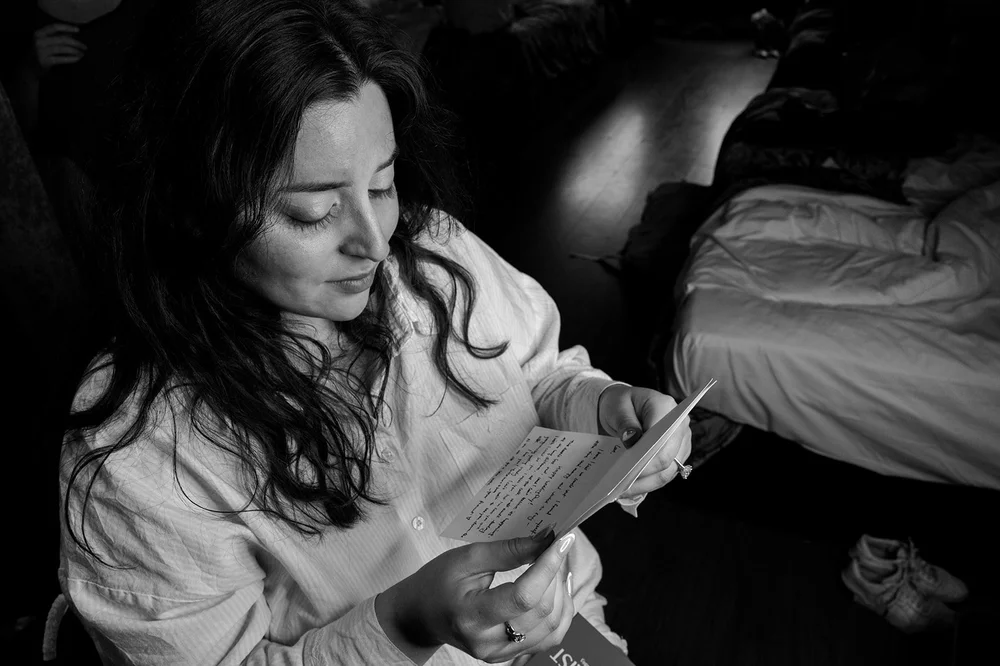 Luisa reading a letter from Ray on the morning of the wedding