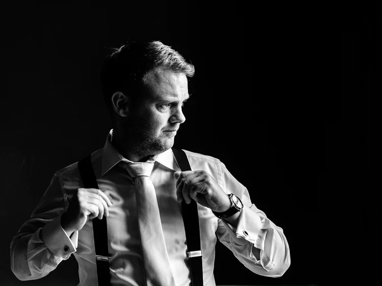 Relaxed couple portrait during golden hour — natural documentary wedding photography by Oliver Holder