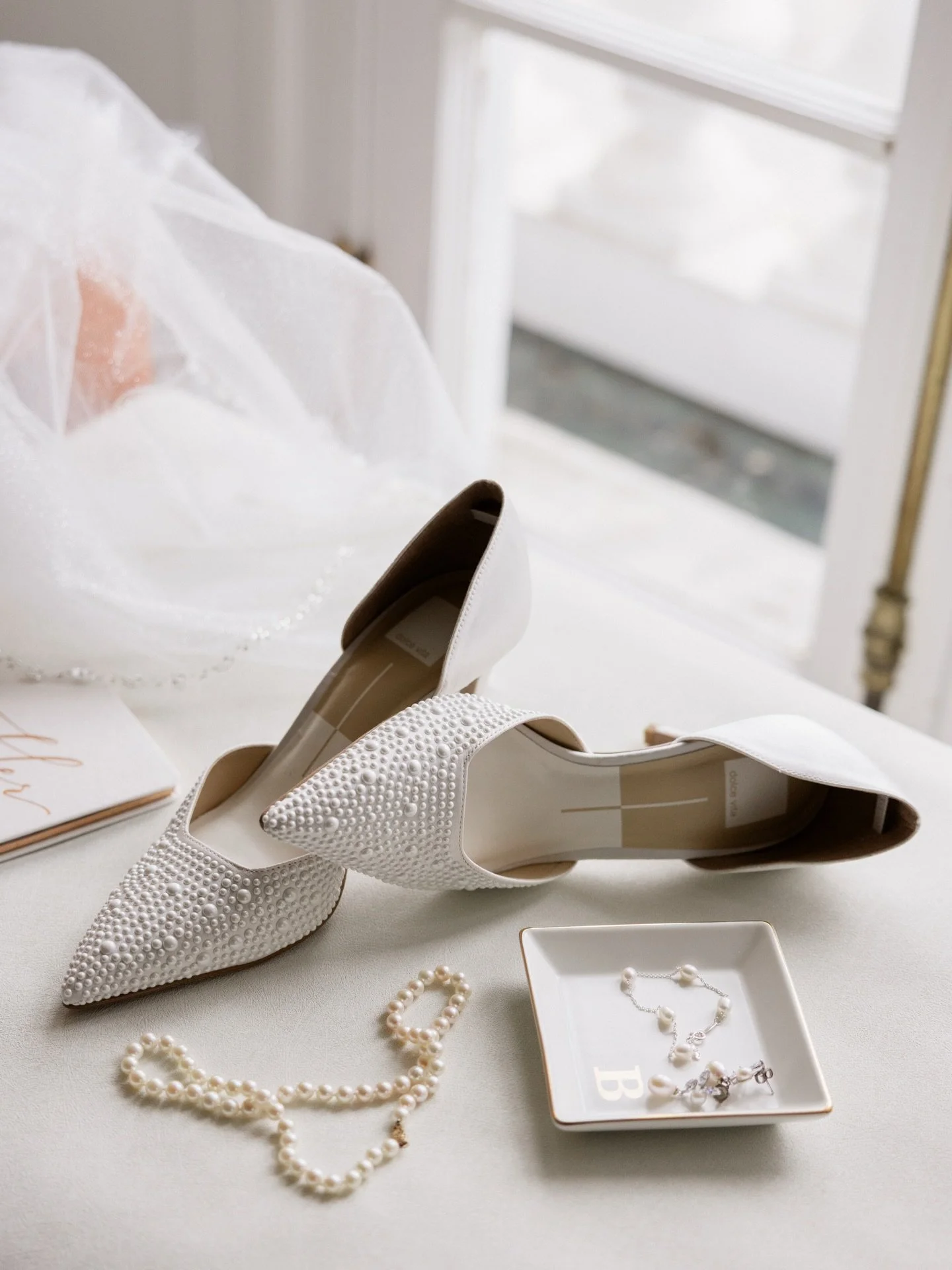 A touch of bridal fashion for your feed ✨

&bull;
&bull;
&bull;

Stephanie Cabrera is a wedding photographer based in Massachusetts, traveling throughout New England and destinations. 
#bostonweddingphotographer #bostonwedding #bridalfashion #massach