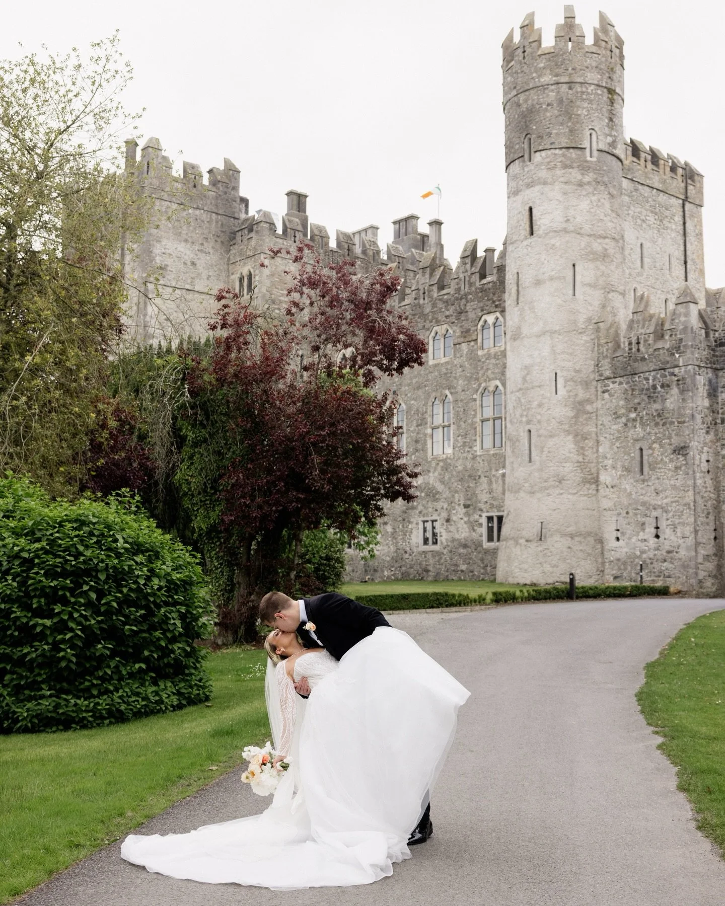 Happy New Year! ✨ Still reliving the magic of 2025's wedding season, especially Sasha &amp; Mike's unforgettable celebration at Kilkea Castle in Ireland. 

What a blessing it is to have friends who trust your craft and vision 🫶🏼.

Second shot for @