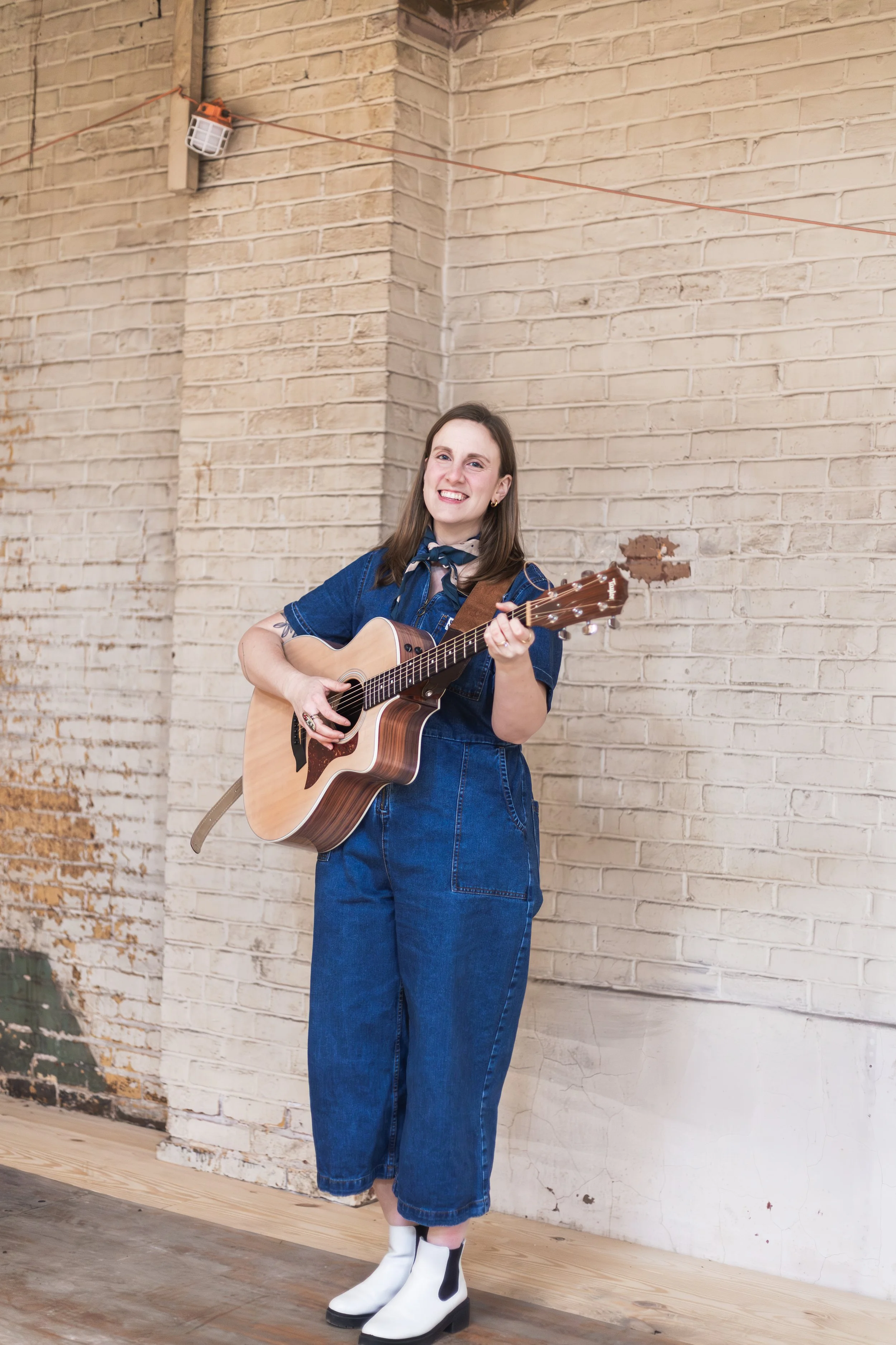 Caitlyn Deviney - Singer/Songwriter