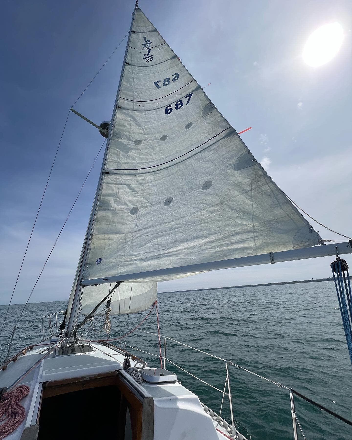 Returning BE-Nautical (J/28) down to Wilmette for the season. Beautiful spring day for it. On a broad reach with a compass heading 163&deg; &mdash; the inverse of October&rsquo;s 343&deg; final sail of 2022. Swipe ➡️ to see our guest helmsman, Otto, 