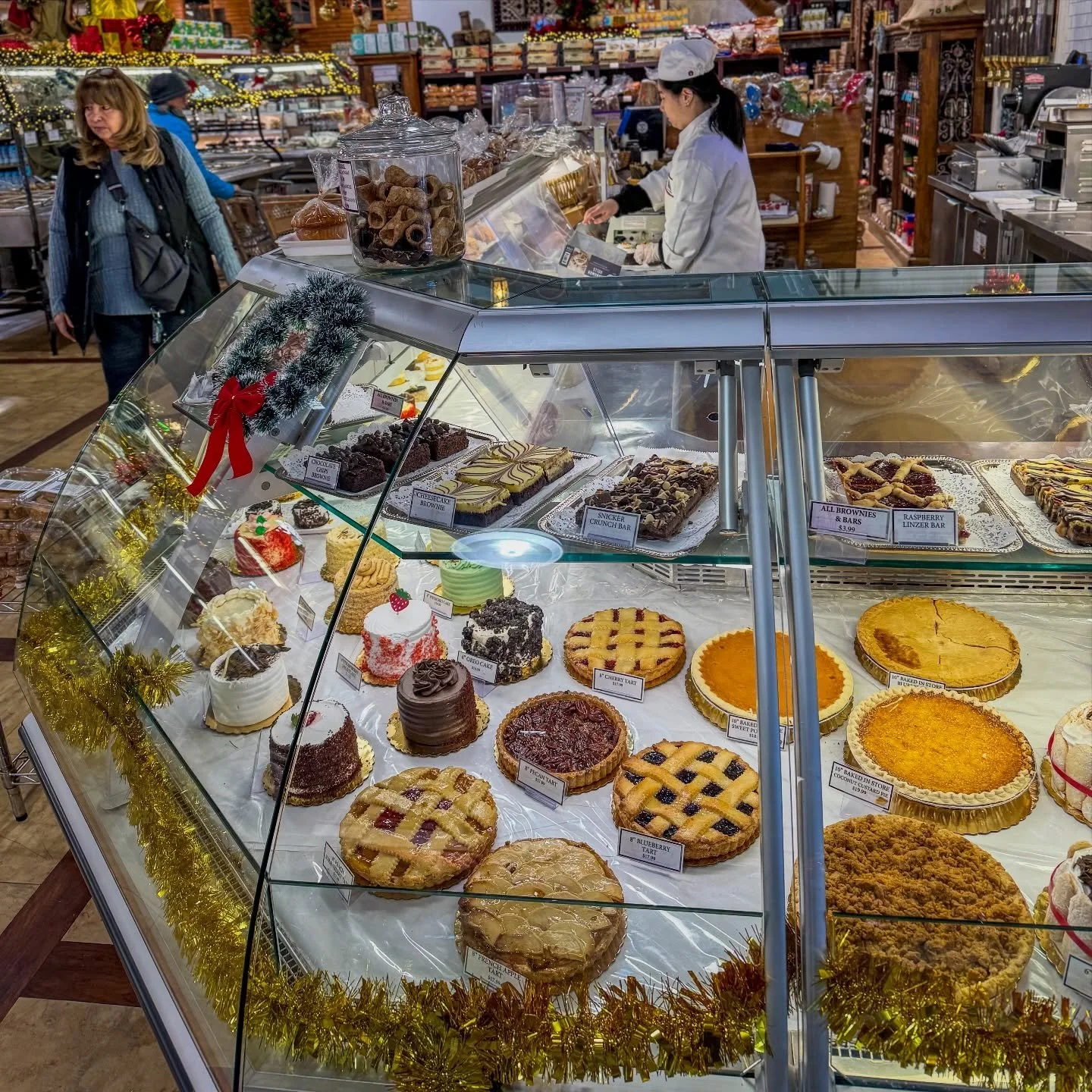 Holiday cheer starts with handcrafted cakes 🍰 and freshly baked pies 🥧 from Old World Food Market!

Picture-perfect for your festive gatherings.

Old World Food Market 

40 Route 59, Nyack NY 10960

🌐 oldworldfoodmarket.com
.
.
.
#OldWorldFoodMark