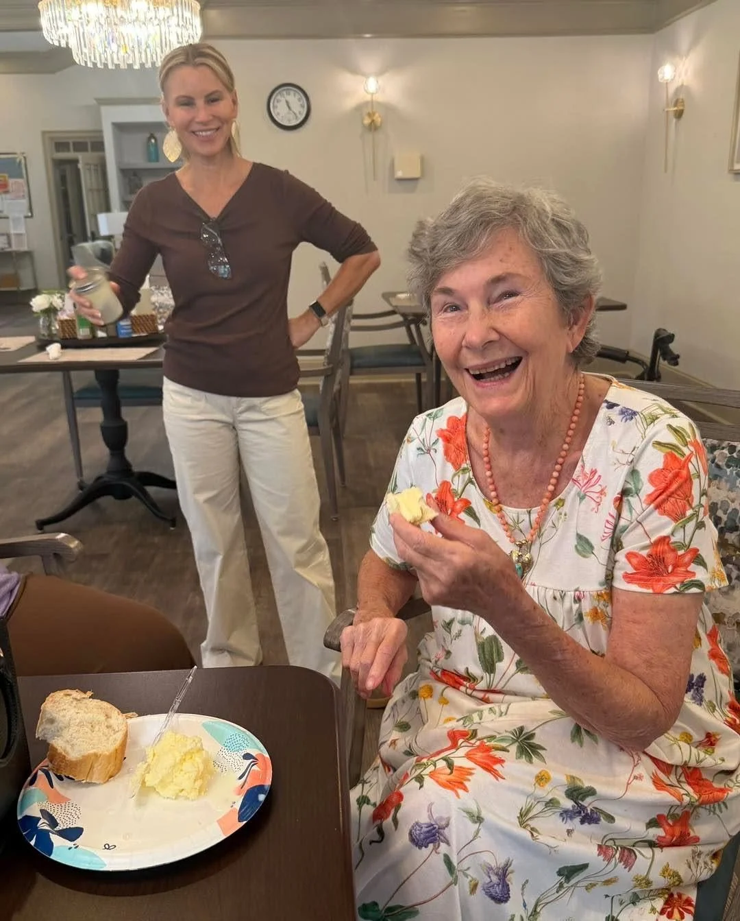 🧈✨ Volunteer Amy had a little fun in the kitchen making homemade butter with our friends at the Oaks at Gracemont! From shaking cream to enjoying the delicious results, it was a simple activity filled with smiles, memories, and a tasty treat! 💛 #Ca
