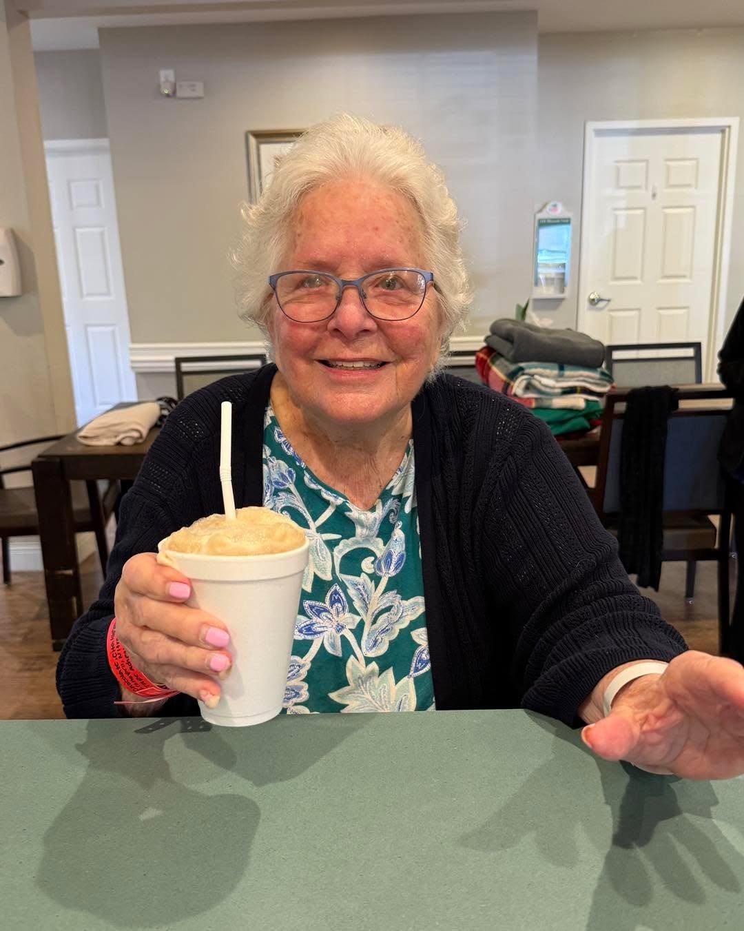 🥤🍦 Yesterday was National Root Beer Float Day, so we celebrated the sweetest way we know how, with creamy ice cream, fizzy root beer, and lots of smiles with our friends at Cedarhurst of Oakwood! 💙 #CaritasHospice #RootBeerFloatDay