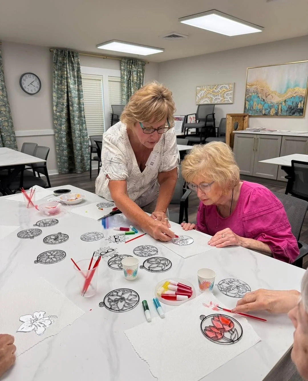 We&rsquo;d like to give a big thank you to our wonderful volunteer Lisa for spending time with our friends at the Oaks at Braselton and leading such a fun craft! 💕🎨 #CaritasHospice #CraftTime