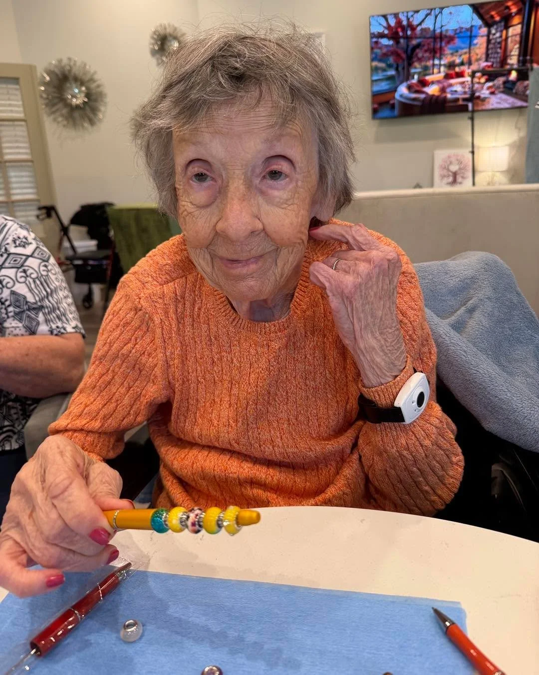 Our friends at the Oaks at Gracemont had fun creating something special for themselves and for their friends! 💕 These beaded pens were made with lots of love! 🖊️📿✨ #CaritasHospice #CraftTime #HospiceVolunteers