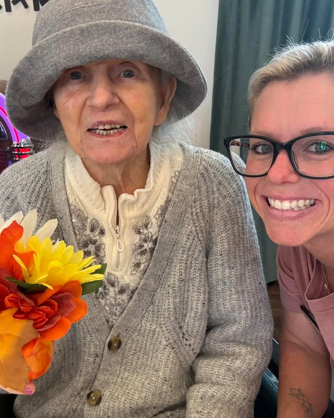 Brooke and her friends at The Overlook at Suwanee are blooming with creativity! 💐 Last month they painted mini flower pots and this month they arranged beautiful flowers into them. 🌻🧡🌼❤️ #CaritasHospice