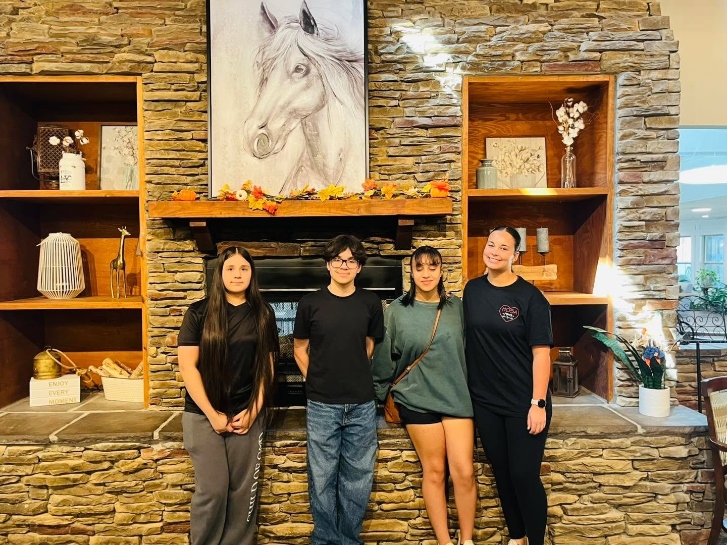 A big thank you to Flowery Branch HOSA for spending time with our friends at Oaks at Braselton and calling bingo this past weekend! 💕🎉 We appreciate you bringing so much fun, laughter, and joy to everyone. We&rsquo;re grateful for your time and kin