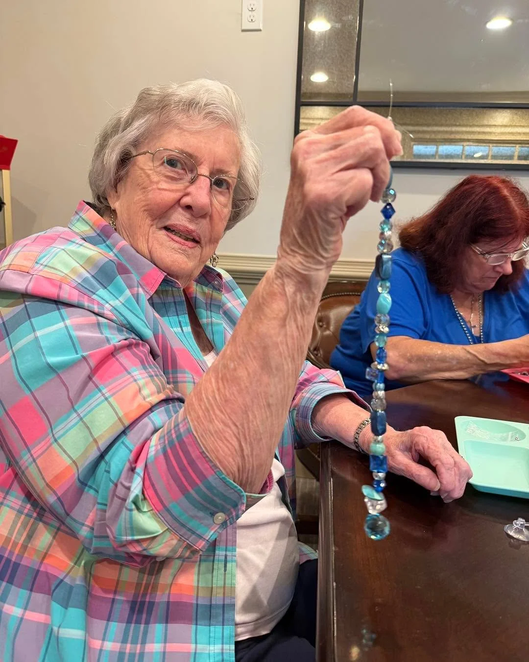 Craft time is always better with good company! 🎨🤩 We had so much fun getting creative with the independent residents at the Oaks at Gracemont yesterday! 💚#CaritasHospice #HospiceVolunteers
