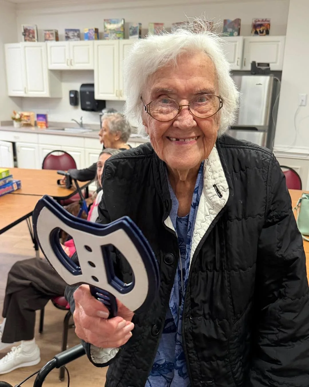 Aim, throw, and have some fun! 🎯🪓 Our friends at the Gardens of Gainesville had a blast trying their hand at axe throwing this morning. Nothing like a little friendly competition and lots of laughs! 😄🪓 #CaritasHospice #HospiceVolunteers