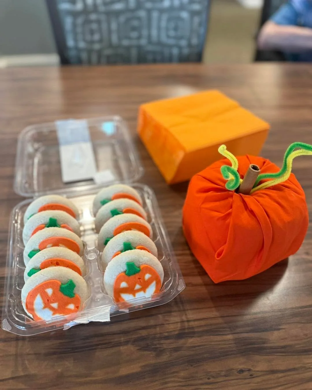 A little creativity and a sweet treat! 🎃🍪 We turned toilet paper rolls into adorable pumpkins and enjoyed some yummy cookies with our friends at Belmont Village Senior Living Johns Creek! Nothing better than fall crafts, sweet treats, and time spen
