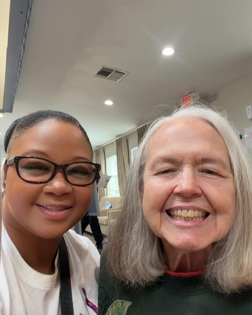 Beads, bracelets, and beautiful moments! 🧡 Keisha brought some autumn creativity to the Oaks at Post Road for a fun afternoon of crafting and fellowship! ✨🤎🎃 #CaritasHospice #HospiceVolunteers #FallCrafts