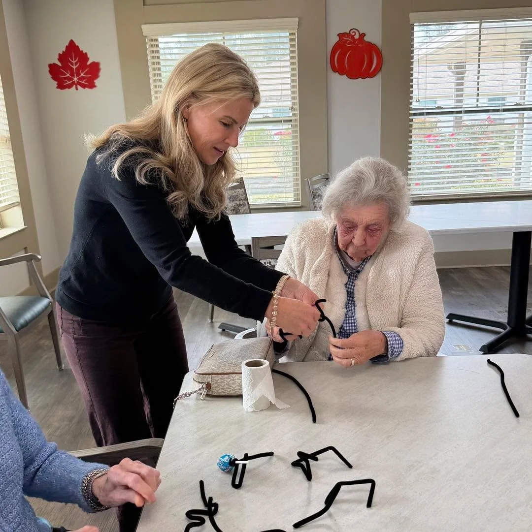 A little spooky fun and a little something sweet! 🕷️🍭🧡 Our friends in Horizons at the Oaks at Hampton had a blast making Tootsie Pop spiders with our volunteer Amy! Of course, we had to taste-test a Tootsie Pop or two along the way! 😋💕🍫 #Carita
