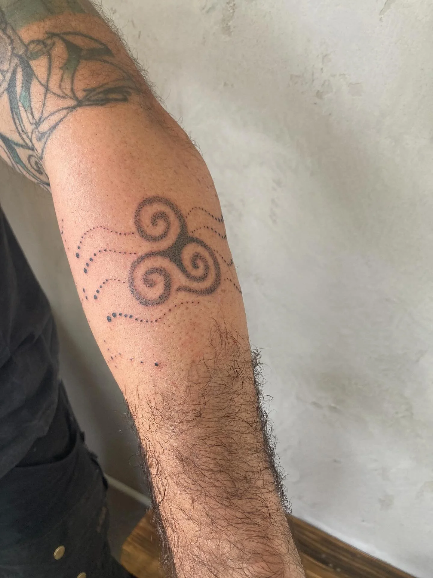 Markings for a new life in the world, for his first born, for his daughter

A gift to mark the ones we love for the ones they love

More like this please

Thanks for all the trust @trottingsparrow

#handpokedwithlove #handpokedtattoo #sticknpoke #mac