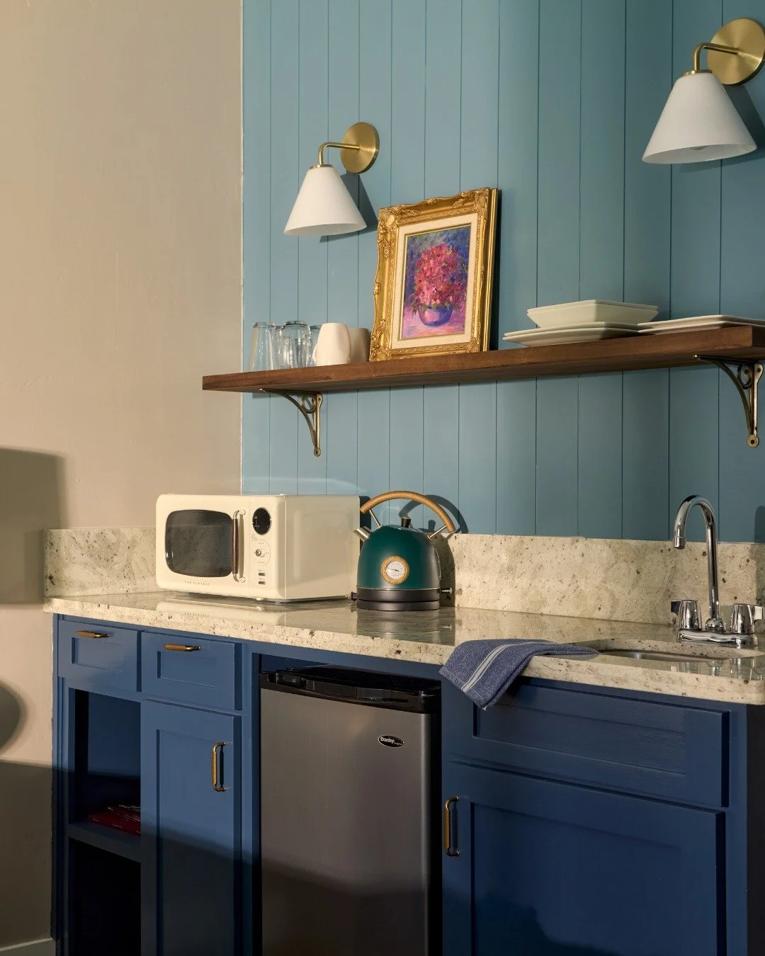 Our Rubicon King rooms are here to take care of you during your stay. Kitchenettes with all of the essentials, plush Cal King beds, cozy fireplaces, a walkout patio or balcony, and a bar top built for two by @mezworks .