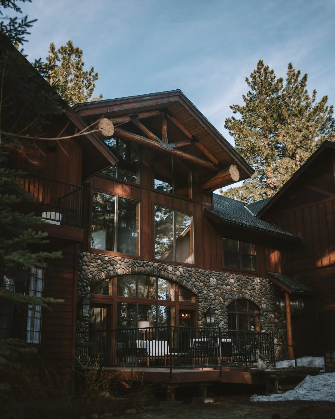The Main Lodge sets the stage for your stay. Firstly, a warm welcome at check-in and then stop back by to grab a drink at the wine bar and cozy up next to the fireplace. The Main Lodge also is home to three of our room types: Lodge Rooms, Lodge Plus 